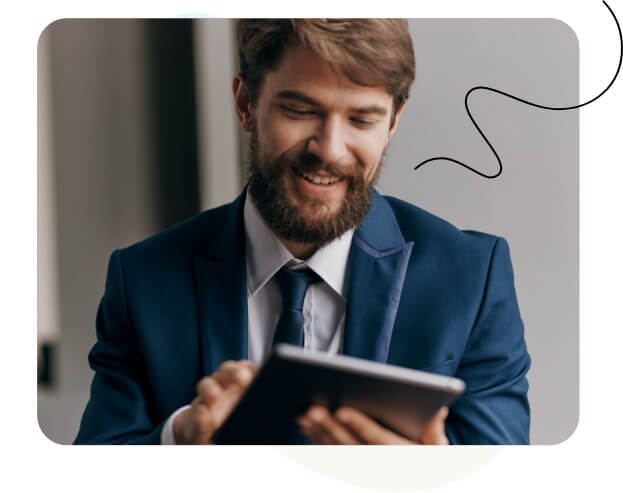 Un homme heureux regardant sa tablette.