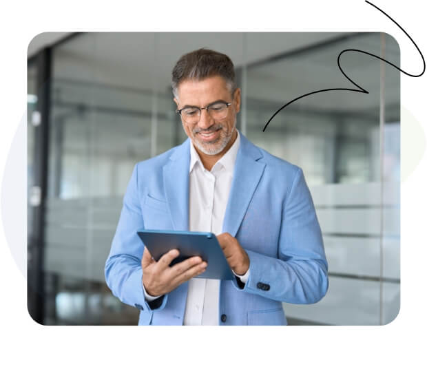 Un homme assiste à un bureau, travaillant sur un ordinateur portable.