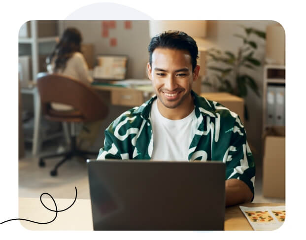 Un homme concentré sur l’écran de son ordinateur portable alors qu’il travaillait dans un bureau moderne.