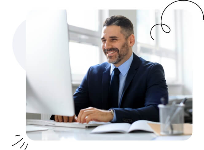 Un homme et une femme heureux regardant un écran Mac.