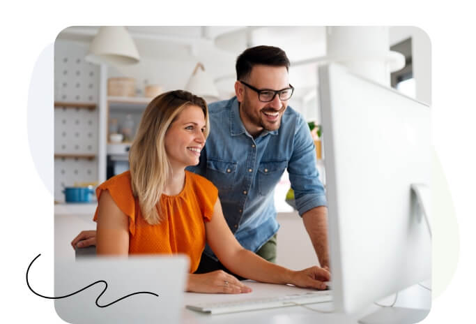 Un homme et une femme collaborant sur un ordinateur portable.