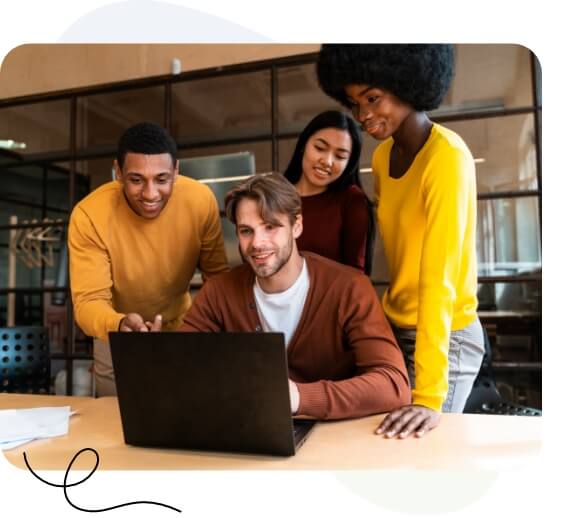 Un groupe diversifié de professionnels collaborant sur un ordinateur portable dans un bureau moderne.