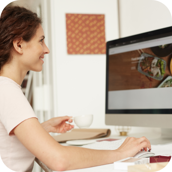 Femme souriante travaillant sur un ordinateur de bureau